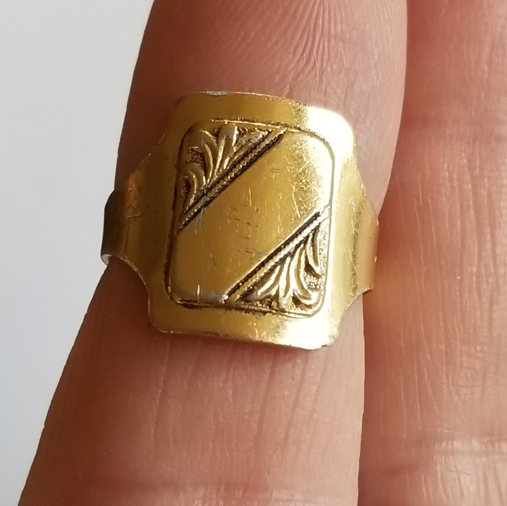 Vintage ring Victorian revival style Gold tone adjustable Hong Kong art deco - Picture 3 of 10